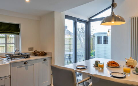 The Cottage at High Bickington: Meubles, Design Intérieur, Bois, Plafond, Comptoir, Cuisine, Luminaire, Sol, Cabinetry, Domicile