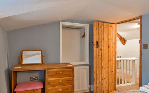 The Cottage at High Bickington: Meubles, Design Intérieur, Lit, Mur, Chambre, Sol, Bois, Sol, Plafond, Pièce