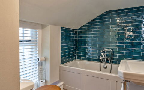 The Cottage at High Bickington: Bleu, Luminaire Plomberie, Salle De Bains, Sol, Sol, Baignoire, Plomberie, Robinet, Tuile, Évier