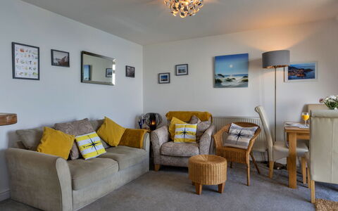 Sea Views Apartment in Ilfracombe: Meubles, Mur, Canapé, Design Intérieur, Domicile, Salon, Sol, Appartement, Pièce, Sol