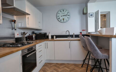 Sea Views Apartment in Ilfracombe: Meubles, Design Intérieur, Sol, Cabinetry, Bois, Comptoir, Sol, Cuisine, Pièce, Principaux Appliance