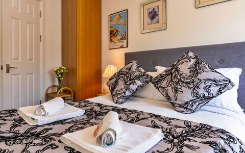Sea Views Apartment in Ilfracombe: Appartement, Chambre, Lit, Literie, Drap De Lit, Hôtel, Cadre De Lit, Oreiller