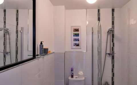 Sea Views Apartment in Ilfracombe: Salle De Bains, Luminaire Plomberie, Mur, Design Intérieur, Sol, Sol, Robinet, Évier, Plomberie, Miroir
