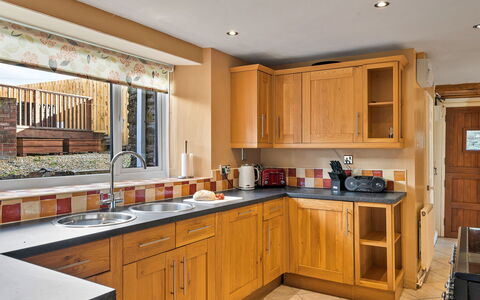 The Old School House at Instow: Cuisine, Meubles, Comptoir, Cabinetry, Design Intérieur, Appareil De Cuisine, Sol, Bois, Principaux Appliance, Évier