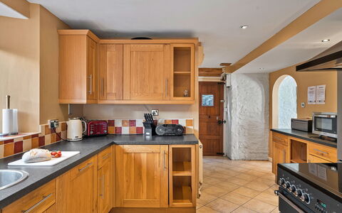 The Old School House at Instow: Cuisine, Comptoir, Cabinetry, Design Intérieur, Meubles, Sol, Bois, Appareil De Cuisine, Principaux Appliance, Sol