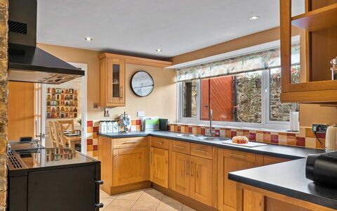 The Old School House at Instow: Cuisine, Meubles, Comptoir, Cabinetry, Appareil De Cuisine, Design Intérieur, Principaux Appliance, Sol, Bois, Électroménager