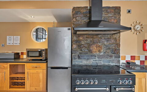 The Old School House at Instow: Appareil De Cuisine, Cuisine, Meubles, Principaux Appliance, Cabinetry, Comptoir, Sol, Cuisinière, Électroménager, Design Intérieur