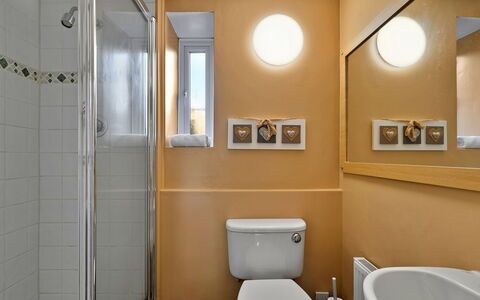The Old School House at Instow: Salle De Bains, Siège De Toilette, Luminaire Plomberie, Mur, Toilette, Design Intérieur, Sol, Sol, Évier, Lavabo