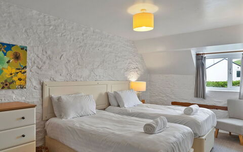The Old School House at Instow: Mur, Meubles, Bois, Design Intérieur, Lit, Sol, Chambre, Plafond, Sol, Literie