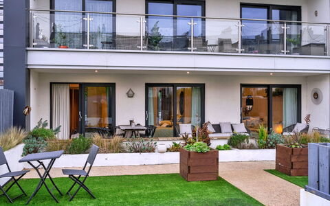 Plymouth City Apartment 15: Balcon, Mobilier De Jardin, Jardin, Chaise, Cour, Aménagement Paysager, Cour, Patio, Arrière-Cour, Recours