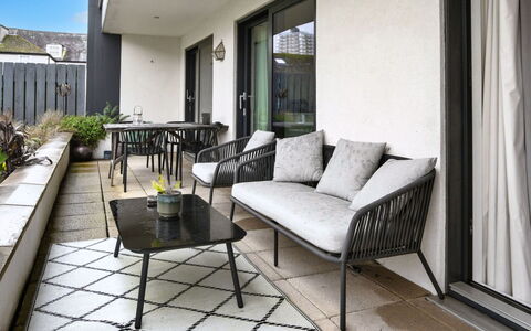 Plymouth City Apartment 15: Meubles, Mobilier De Jardin, Chaise, Tableau De Plein Air, Jardin, Patio, Table Basse, Plante D'Appartement, Arrière-Cour, Aménagement Paysager