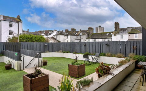 Plymouth City Apartment 15: Jardin, Arrière-Cour, Cour, Aménagement Paysager, Cour, Pot De Fleur, Béton, Gazon Artificiel, Plante D'Appartement, Pelouse