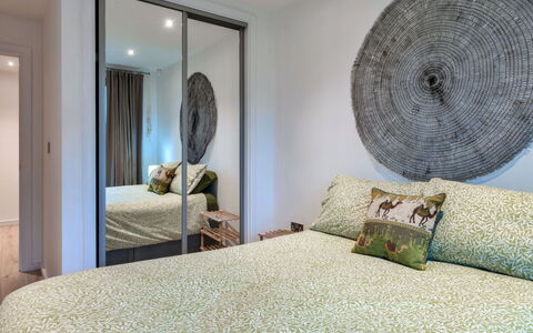 Plymouth City Apartment 15: Lit, Design Intérieur, Meubles, Chambre, Literie, Drap De Lit, Mur, Sol, Sol, Bois