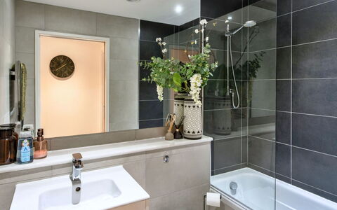 Plymouth City Apartment 15: Salle De Bains, Luminaire Plomberie, Design Intérieur, Évier, Sol, Robinet, Lavabo, Sol, Armoire De Toilette, Toilette