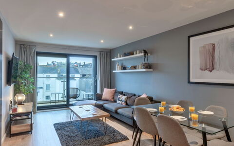 Plymouth Residence 53: Sol, Sol, Appartement, Design Intérieur, Plafond, Parquet, Dur, Chaise, Salon, Plante D'Appartement