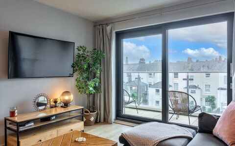 Plymouth Residence 53: Design Intérieur, Meubles, Plafond, Appartement, Canapé, Sol, Salon, Domicile, Pièce, Sol