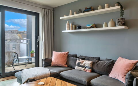 Plymouth Residence 53: Meubles, Design Intérieur, Canapé, Sol, Bois, Salon, Sol, Domicile, Pièce, Throw Pillow