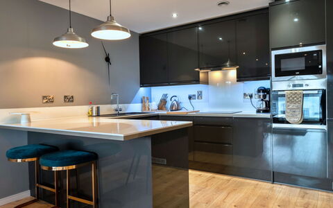 Plymouth Residence 53: Meubles, Comptoir, Design Intérieur, Cuisine, Cabinetry, Sol, Luminaire, Appareil De Cuisine, Plafond, Bois