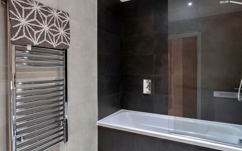 Plymouth Residence 53: Salle De Bains, Mur, Luminaire Plomberie, Sol, Design Intérieur, Baignoire, Sol, Tuile, Plomberie, Domicile