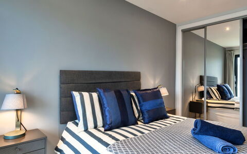 Plymouth Residence 53: Meubles, Design Intérieur, Chambre, Lit, Sol, Sol, Drap De Lit, Literie, Plafond, Pièce