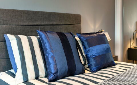 Plymouth Residence 53: Chambre, Linge, Meubles, Literie, Lit, Drap De Lit, Throw Pillow, Cadre De Lit, Oreiller, Coussin