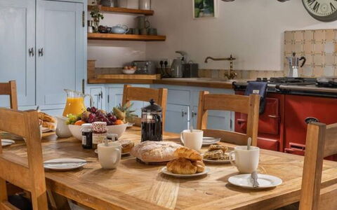 Coulscott Old Barn: Meubles, Cuisine, Cabinetry, Bois, Comptoir, Sol, Vaisselle, Appareil De Cuisine, Design Intérieur, Table Cuisine Et Salle A Manger