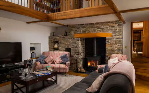 Coulscott Old Barn: Meubles, Design Intérieur, Sol, Sol, Canapé, Mur, Bois, Salon, Plafond, Pièce