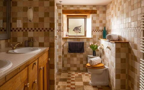 Coulscott Old Barn: Sol, Design Intérieur, Salle De Bains, Sol, Mur, Luminaire Plomberie, Tuile, Lavabo, Armoire De Toilette, Plomberie