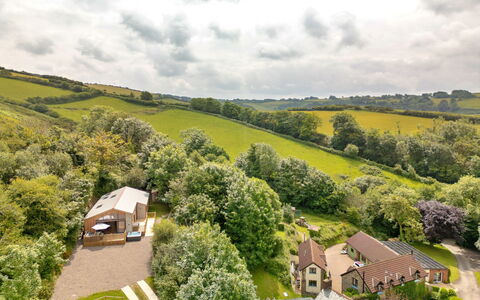 Coulscott Pipistrelle Barn: Arbre, Paysage Naturel, Paysage, Zone Rurale, Vue Du Ciel, Lot Terre, Chalet, Domicile, Photographie Aérienne, Plaine