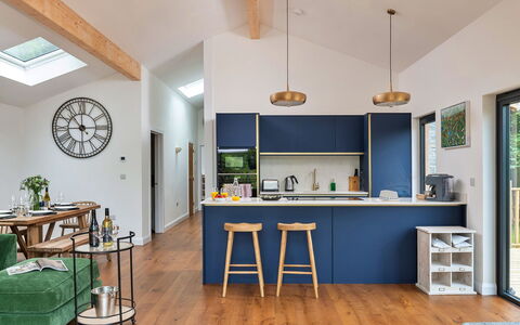 Coulscott Pipistrelle Barn: Meubles, Design Intérieur, Sol, Bois, Plafond, Comptoir, Cuisine, Sol, Cabinetry, Éclairage