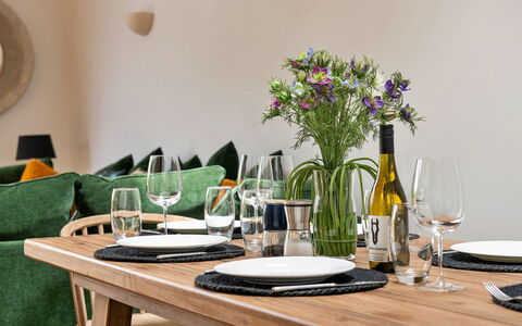 Coulscott Pipistrelle Barn: Meubles, Vaisselle, Table, Drinkware, Design Intérieur, Table Cuisine Et Salle A Manger, Salle À Manger, Serveware, Chaise, Vaisselle