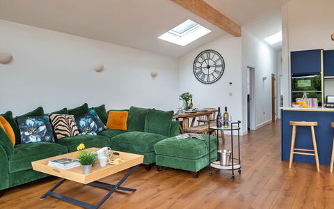 Coulscott Pipistrelle Barn: Meubles, Design Intérieur, Canapé, Sol, Mur, Sol, Salon, Bois, Pièce, Plafond