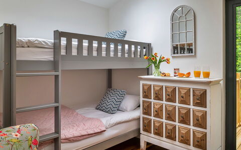 Coulscott Pipistrelle Barn: Meubles, Lit Superposé, Lit, Chambre, Design Intérieur, Literie, Bois, Drap De Lit, Sol, Sol