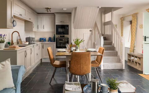 Coulscott Aylesbury Cottage: Meubles, Design Intérieur, Sol, Bois, Sol, Plafond, Cuisine, Domicile, Éclairage, Pièce