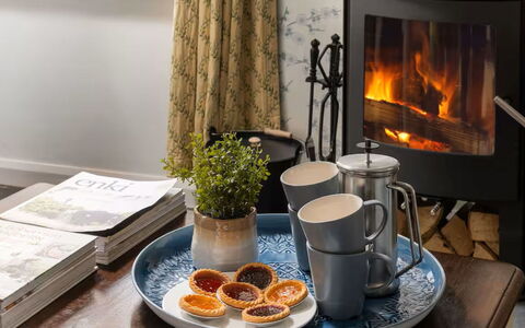 Coulscott Aylesbury Cottage: Meubles, Vaisselle, Design Intérieur, Sol, Table, Serveware, Pièce, Foyer, Salon, Chaise