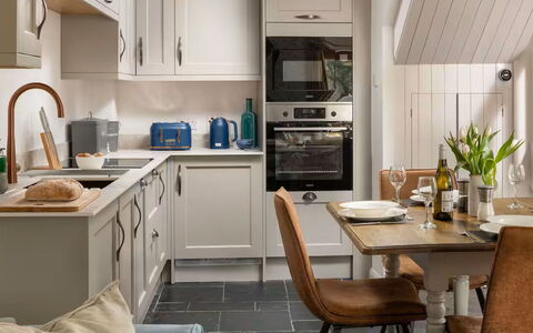 Coulscott Aylesbury Cottage: Cuisine, Meubles, Appareil De Cuisine, Comptoir, Cabinetry, Principaux Appliance, Design Intérieur, Bois, Sol, Électroménager