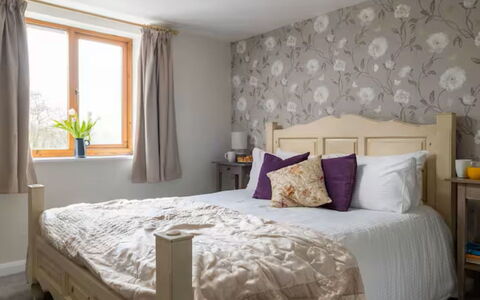 Coulscott Aylesbury Cottage: Meubles, Lit, Design Intérieur, Chambre, Literie, Drap De Lit, Mur, Sol, Bois, Linge