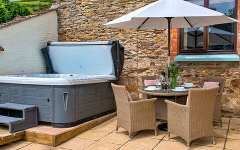 Coulscott Aylesbury Cottage: Baignoire, Luminaire Plomberie, Pot De Fleur, Chalet, Jardin, Plante D'Appartement, Cour, Patio, Arrière-Cour