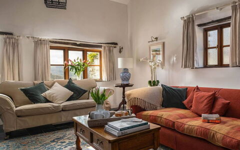 Coulscott Farmhouse: Meubles, Canapé, Design Intérieur, Salon, Sol, Pièce, Sol, Plafond, Table, Throw Pillow