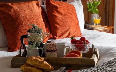Coulscott Farmhouse: Meubles, Design Intérieur, Linge, Éclairage, Chambre, Throw Pillow, Oreiller, Coussin, Aliments, Pièce