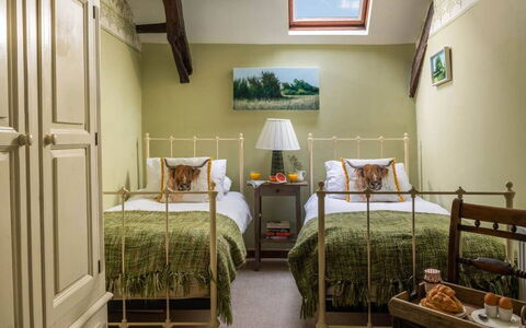 Coulscott Farmhouse: Meubles, Lit, Design Intérieur, Chambre, Bois, Literie, Sol, Drap De Lit, Sol, Plafond