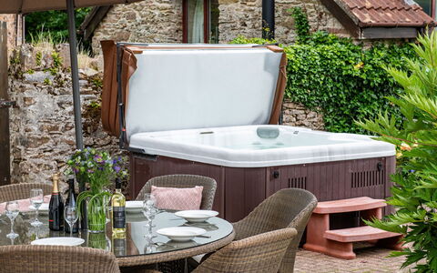 Coulscott House: Baignoire, Luminaire Plomberie, Pot De Fleur, Plante D'Appartement, Jardin, Jacuzzi, Cour, Arrière-Cour, Patio