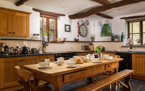 Coulscott House: Meubles, Cuisine, Design Intérieur, Bois, Sol, Comptoir, Cabinetry, Table, Appareil De Cuisine, Éclairage