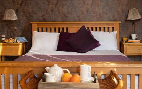 Coulscott House: Meubles, Lit, Chambre, Bois, Design Intérieur, Literie, Drap De Lit, La Table De Nuit, Linge, Sol