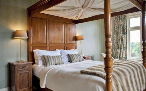 The Lost Manor: Meubles, Lit, Design Intérieur, Chambre, Literie, Bois, Drap De Lit, Sol, Sol, Plafond