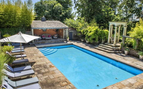 The Lost Manor: Piscine, Bleu, Meubles, Mobilier De Jardin, Loisir, Caractéristique De L'Eau, Recours, Chaise, Composite, Dalle