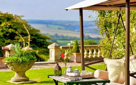 The Lost Manor: Meubles, Chaise, Mobilier De Jardin, Table, Ombre, Jardin, Tableau De Plein Air, Patio, Pelouse, Structure En Plein Air