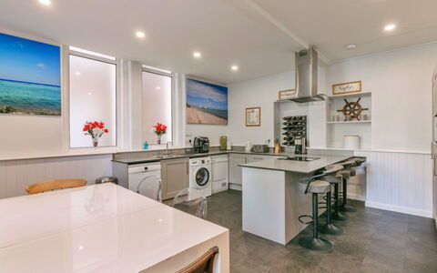 Wallingbrook Lodge: Design Intérieur, Sol, Comptoir, Plafond, Bois, Sol, Cuisine, Meubles, Cabinetry, Appareil De Cuisine