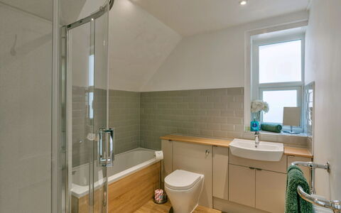 Wallingbrook Lodge: Salle De Bains, Sol, Luminaire Plomberie, Design Intérieur, Sol, Mur, Évier, Bois, Lavabo, Robinet