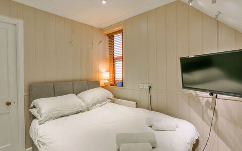 Wallingbrook Lodge: Lit, Design Intérieur, Chambre, Bois, Sol, Sol, Drap De Lit, Literie, Meubles, Plafond